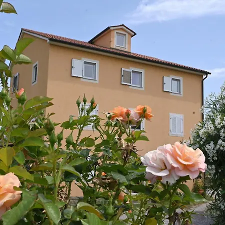 Captain's - Free Parking *