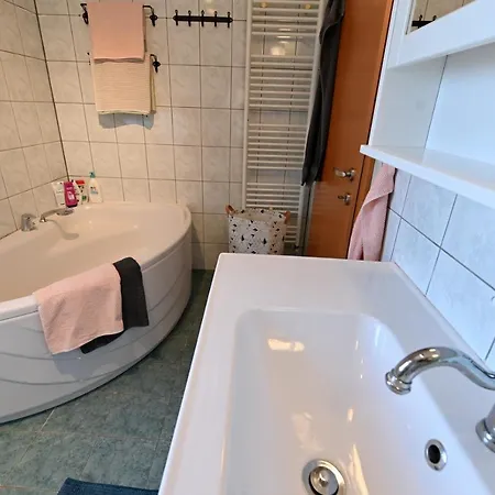 Captain's - Free Parking