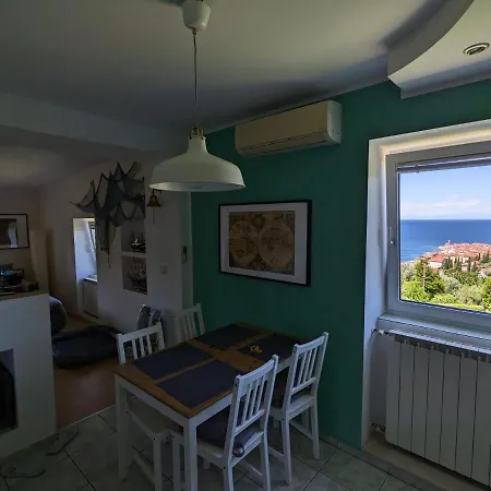 Captain's - Free Parking