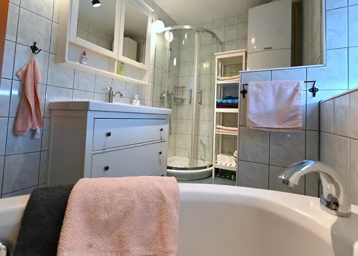 Captain's - Free Parking *