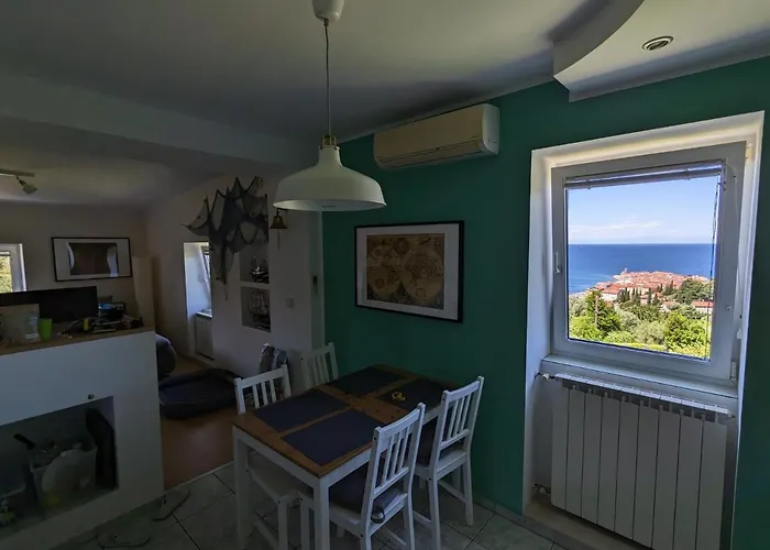 Captain's - Free Parking